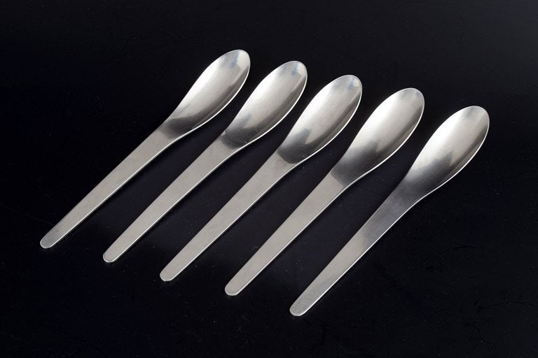 Georg Jensen, Denmark. Set of five dinner spoons in stainless steel. Late 20th century.: Title:Georg Jensen, Denmark. Set of five dinner spoons in stainless steel. Late 20th century. Description:Georg Jensen, dinner spoons. Set comprising five dinner spoons in stainless steel with a