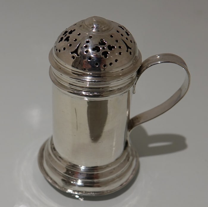 Early 18th Century Antique George II Sterling Silver Kitchen Pepper London 1730 Thomas Rush: Title:Early 18th Century Antique George II Sterling Silver Kitchen Pepper London 1730 Thomas Rush Description:Description A rare and extremely beautiful early 18th century plain formed cylindrical kit