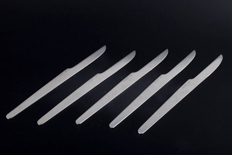 Arne Jacobsen for Georg Jensen, Denmark. Set of five dinner knives in stainless steel. Approx.: Title:Arne Jacobsen for Georg Jensen, Denmark. Set of five dinner knives in stainless steel. Approx. 1980s. Description:Arne Jacobsen for Georg Jensen, dinner knives. Set comprising five dinner