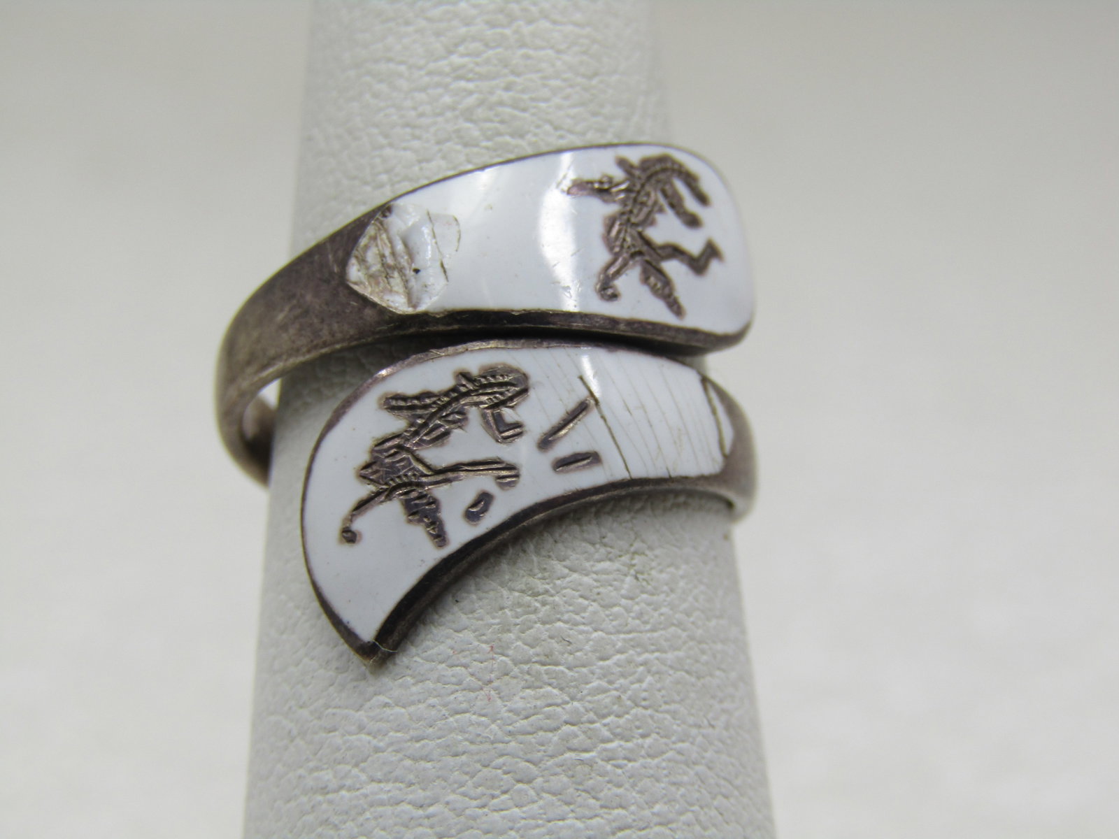 Vintage Sterling Enameled Siam Bypass Ring, White Enameled. Sz. 5.: Vintage Sterling Enameled Siam Bypass Ring, White Enameled. Sz. 5. Bypass white enameled Siam goddess ring. Signed Siam .925 and also Sterling. Weight os appx. 3.42 gr. 1940's-1950's. There is some mi