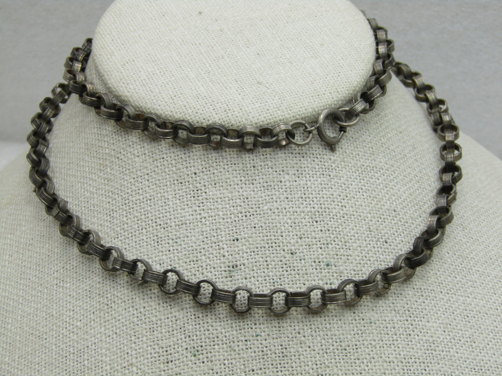 Vintage Ribbed Rolo Link Necklace, 24", Silver Tone, Mid-Century: Vintage Ribbed Rolo Link Necklace, 24", Silver Tone, Mid-Century, appx. 5.5mm wide with heavy spring clasp. It is not signed or marked. Silver tone with typical vintage hue. Good to very good