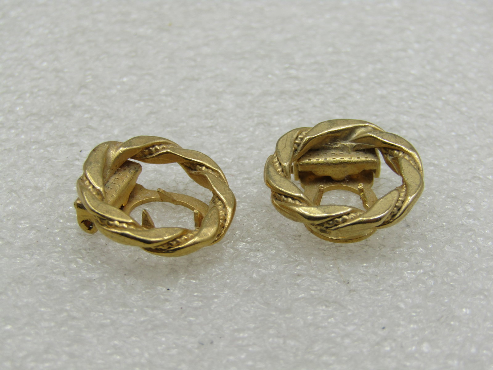 Vintage Pair of Lingerie Clips, Wreath Design, 1950's-1960's: Vintage Pair of Lingerie Clips, Wreath Design, 1950's-1960'2 5/8" round sirles with an intertwined rope design and flat wider band. Clip back. Gold tone. Very good condition. (INV. W.36-1321.2 J4579 L