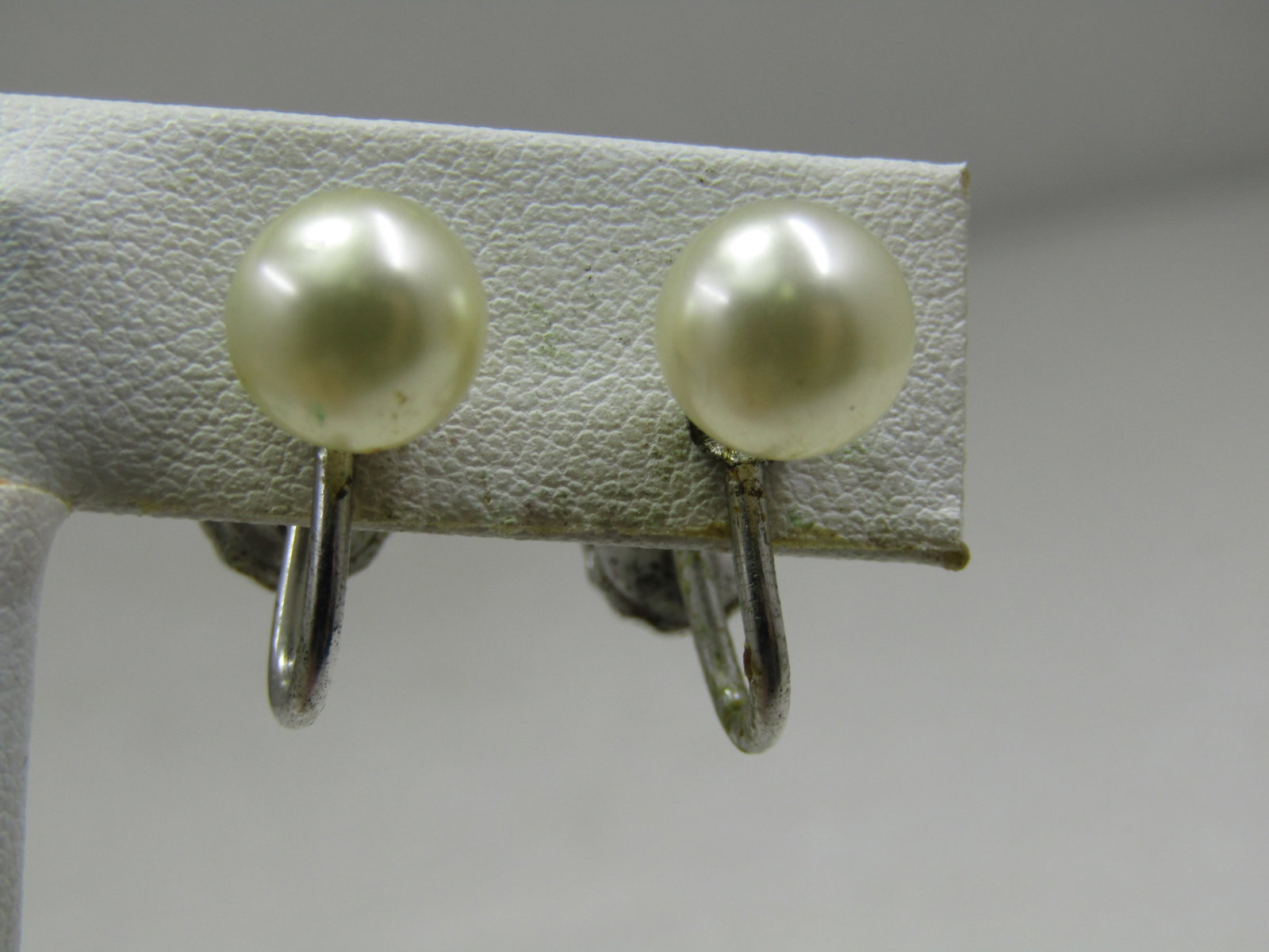 Vintage Marvella Sterling Faux Pearl Earrings, Screwback Mid-Century: Vintage Marvella Sterling Faux Pearl Earrings, Screwback Mid-Century. Faux pearl appx. 8mm round set in sterling screw back settings. Marked sterling and signed Marvella. Weight of the earrings is
