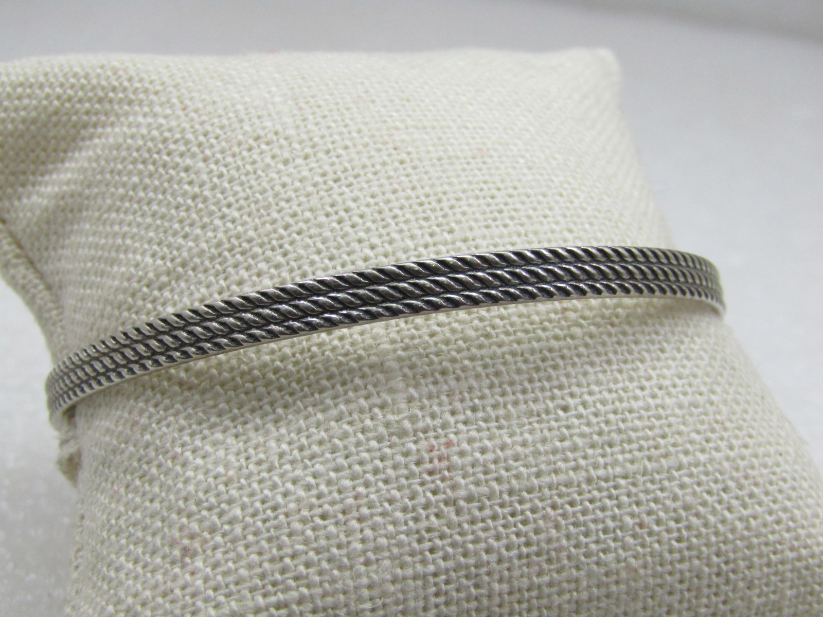 Vintage Sterling Ridged Bangle Bracelet, 4.55mm, Signed Jewelars: Vintage Sterling Ridged Bangle Bracelet, 4.55mm, Signed Jewelars. Signed Jewelars Ster, tested and weighs appx. 9.79 gr. 1960's. Very good condition. (W3315.2x2 SS5883 J LD 10/27/21). Reserve: $40.00 