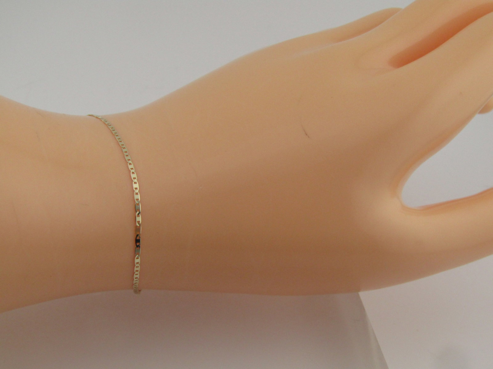 10kt 2mm Nautical Link Bracelet, 7", New: 10kt 2mm Nautical Link Bracelet, 7", New. Yellow gold with spring ring clasp. It is marked .417 and tests as 10kt gold weight is light at .46 grams. Very good condition. New item. (Maya3426.17X5