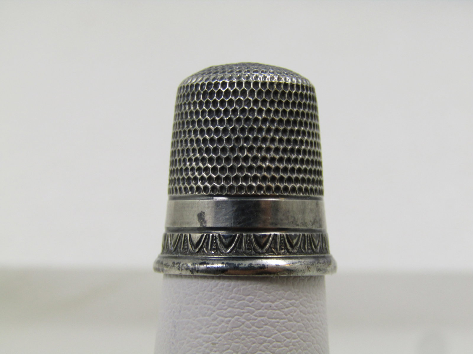 Vintage Sterling Thimble, Sz. 9, Signed S in Shield, Simons Bros, 1890's-1920: Vintage Sterling Thimble, Sz. 9, Signed S in Shield, Simons Bros, 1890's-1920's. This has a wider sturdy base to keep the opening in shape with a decorative band above that and then a smooth band wher