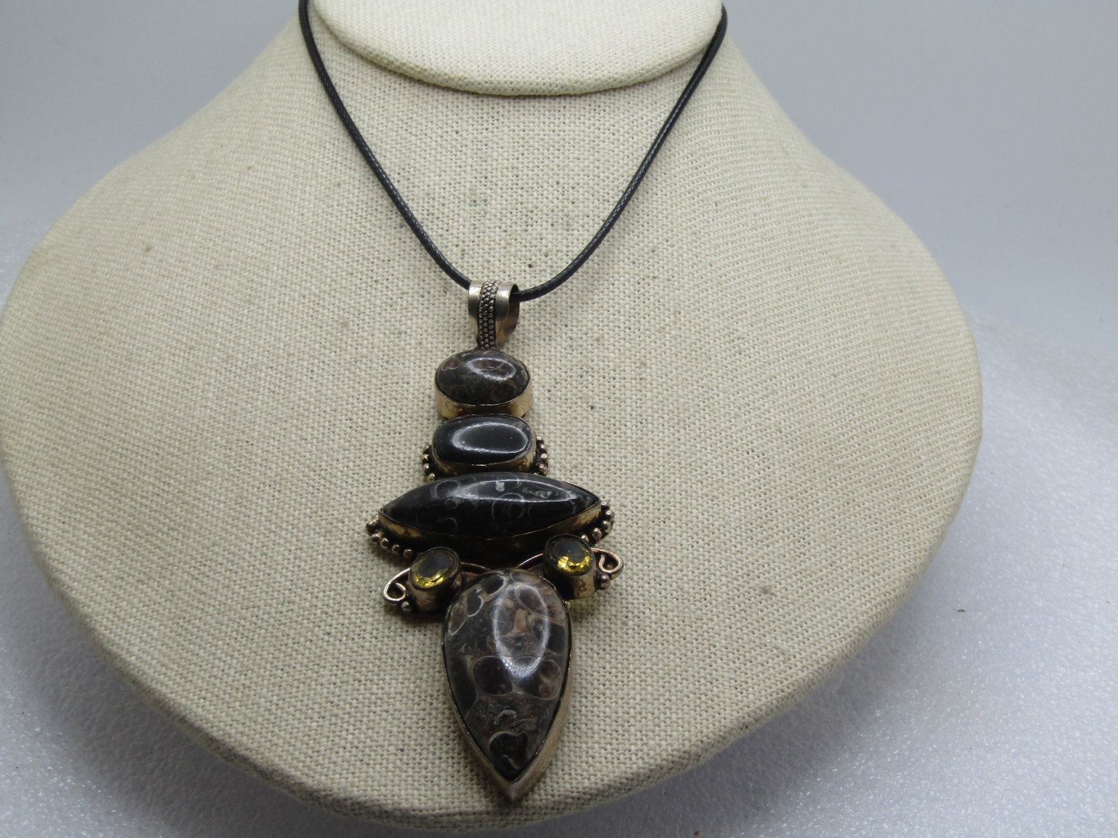 Vintage Brown/Black Agate Necklace, Rhinestones, 18"-20", Long Pendant, Boho/Southwestern,: Vintage Brown/Black Agate Necklace, Rhinestones, 18"-20", Long Pendant, Boho/Southwestern. The pendant has a black and brown/tan agate with white as well. There are four nuggets totaling 3.75" long an