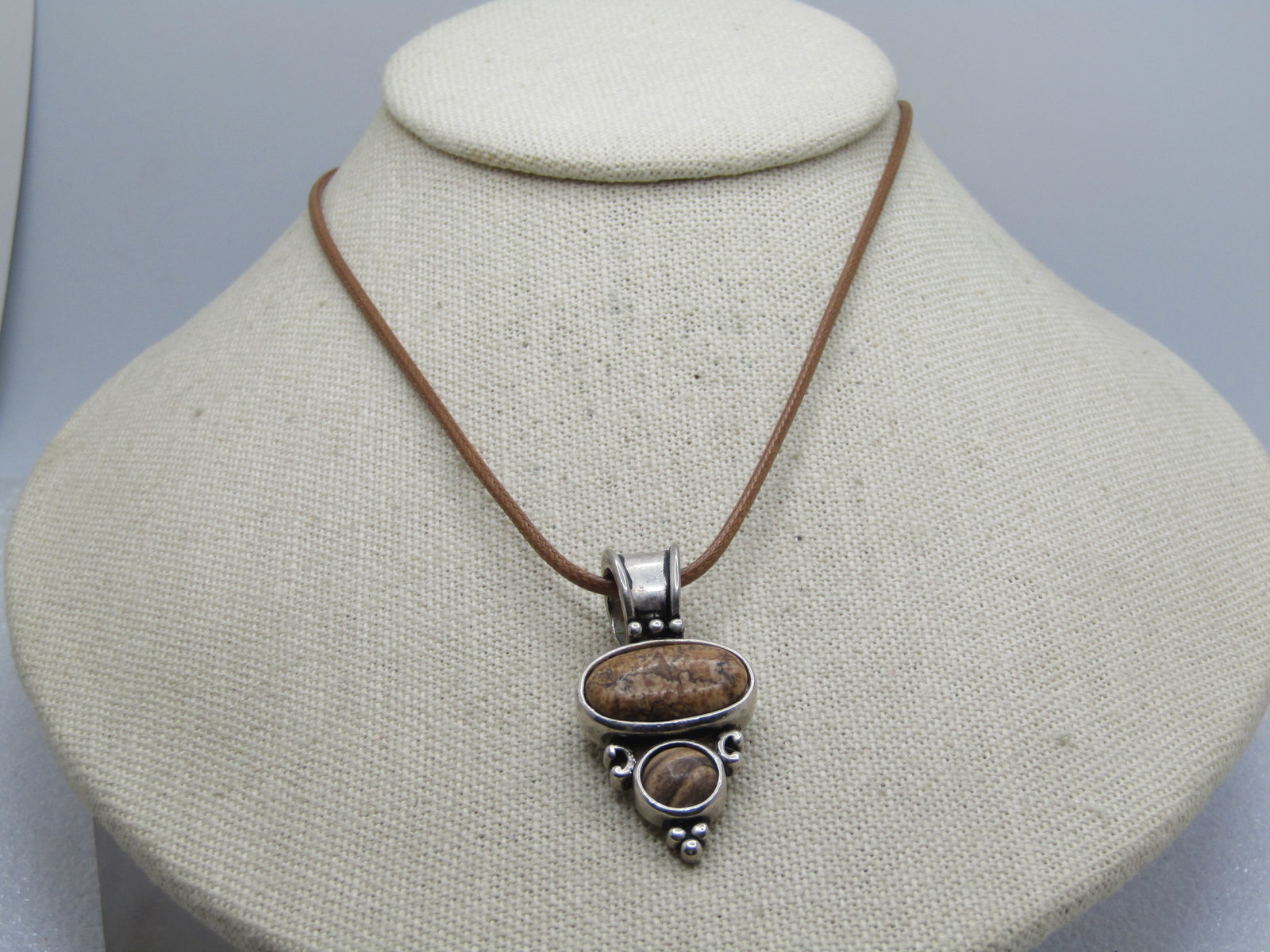 Vintage Brown Agate Southwestern/Boho Necklace, 18"-20", 1980's-1990's: Vintage Brown Agate Southwestern/Boho Necklace, 18"-20", 1980's-1990's. Wide bail, silver tone with a larger oval brown agate and a smaller round one beneat it. The first drop is appx. 3/4" wide and s