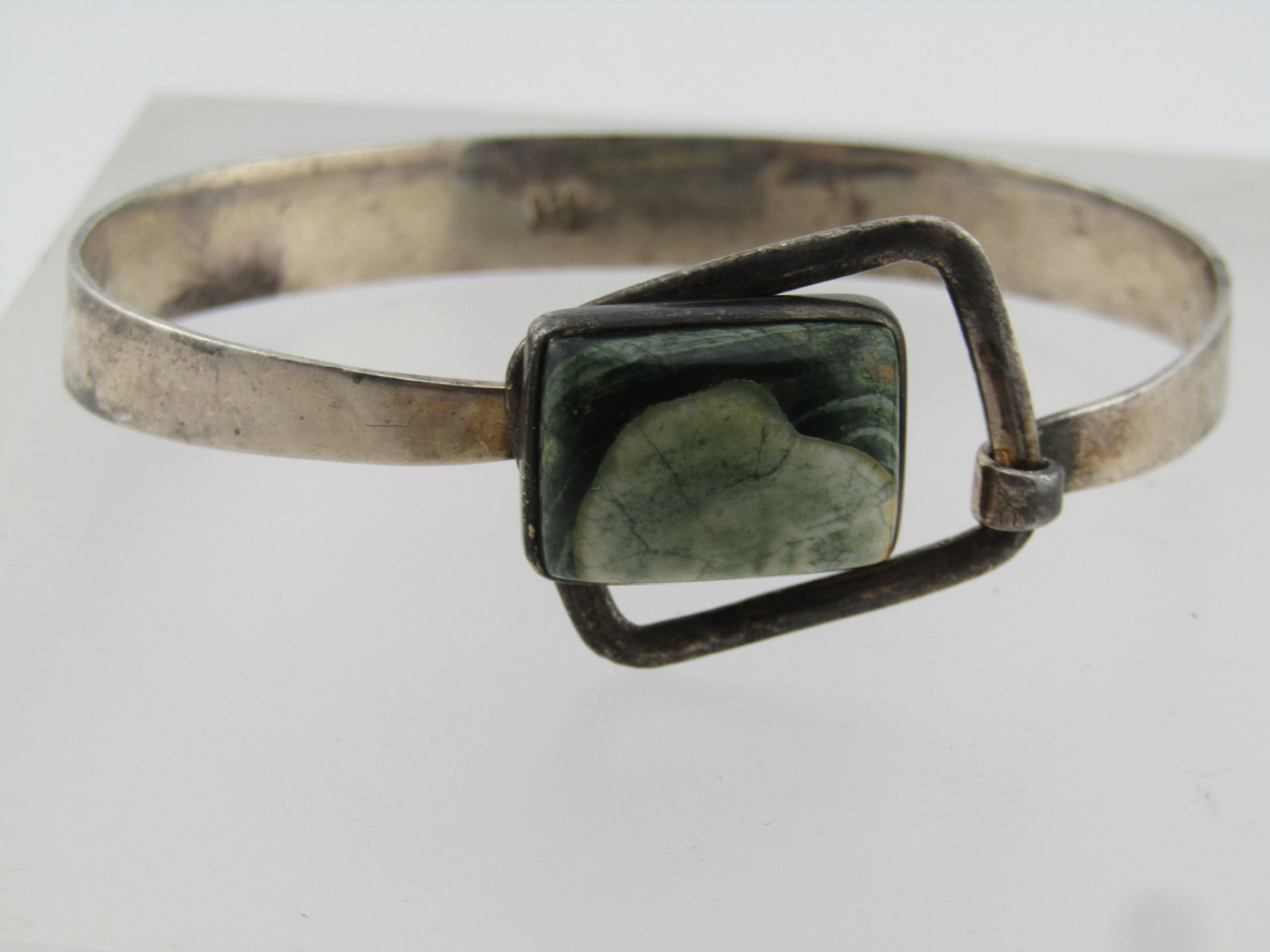 Vintage Sterling Green Agate Cuff.Bangle Bracelet 6.75", 1980's: Vintage Sterling Green Agate Cuff.Bangle Bracelet 6.75", 1980's. This has a slightly tapered sterling bracelet that is appx. 3.9mm at the very top where it connects to the rectangular framed clasp and