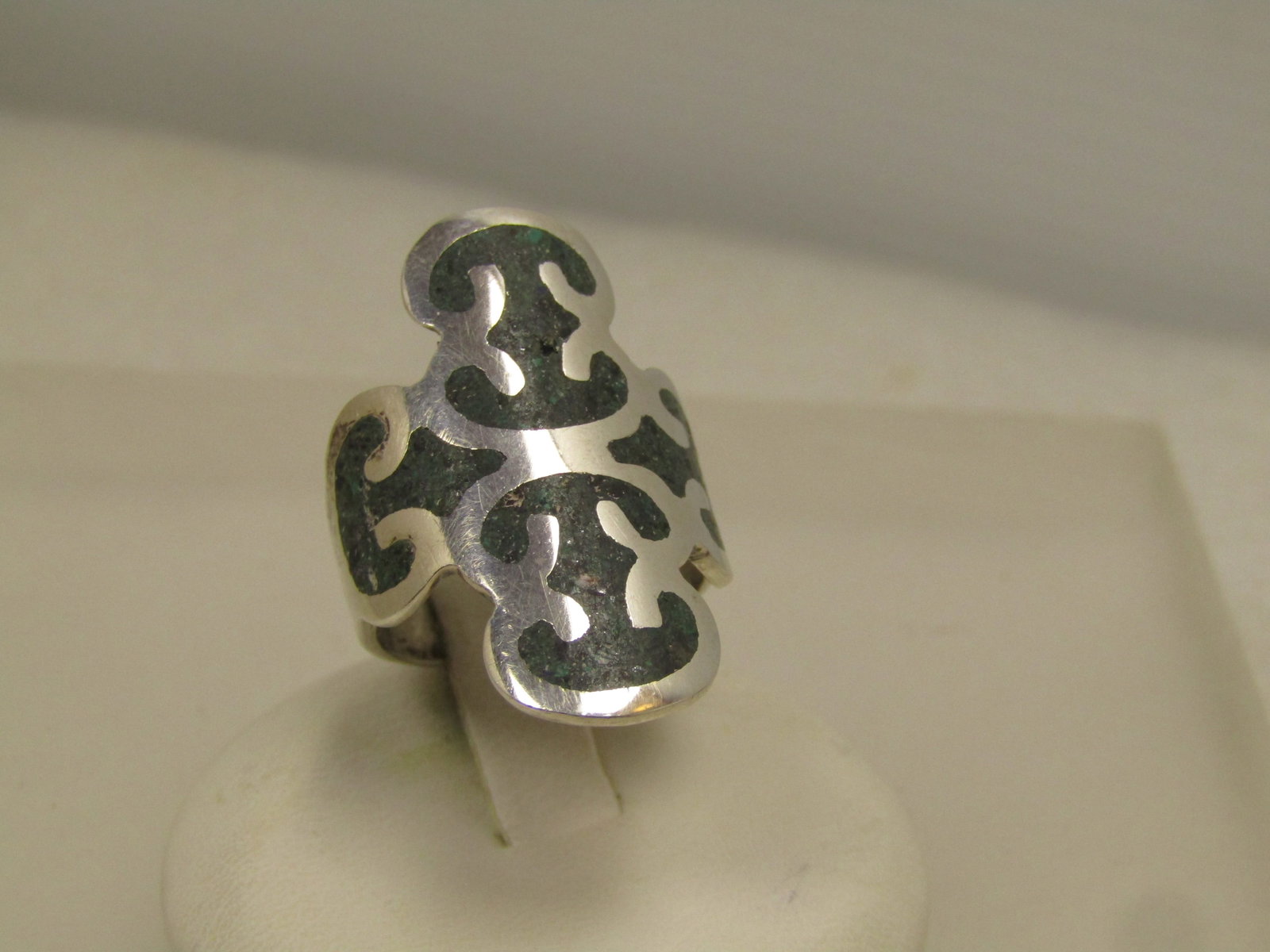 Vintage Sterling Inlaid Turquiose Chip Ring, Southwestern, Adjustable, Mexico, Signed ,: Vintage Sterling Inlaid Turquiose Chip Ring, Southwestern, Adjustable, Mexico, Age is estimated at 1960's-1970's. Signed with a stamped maker's mark pictograph and signed hecho en Mexico. .925 and
