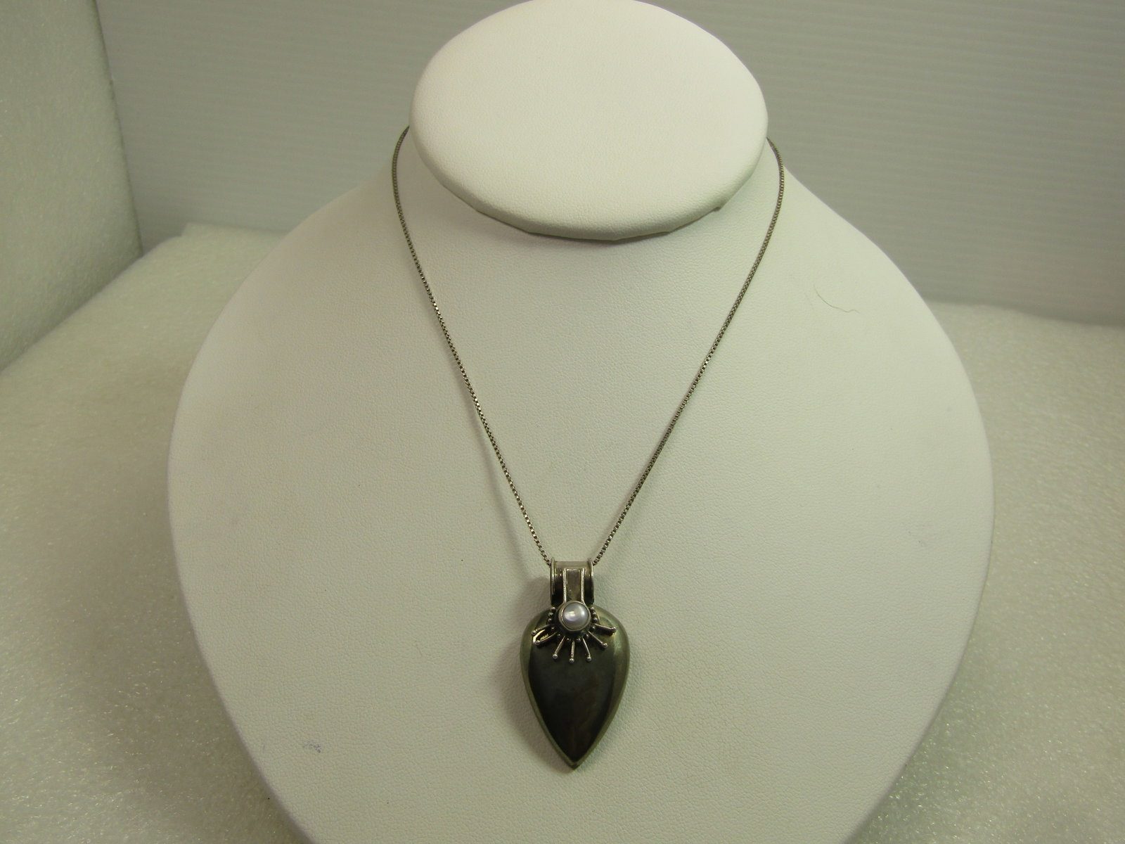 Vintage Sterling, Pearl Necklace, 24", Boho/Artsy, 1980's-1990's: Vintage Sterling, Pearl Necklace, 24", Boho/Artsy, 1980's-1990's. This has a teardrop bottom to the pendant thatlooks appears to be malachite. The chain is a 1mm box chain that is marked .925 and test