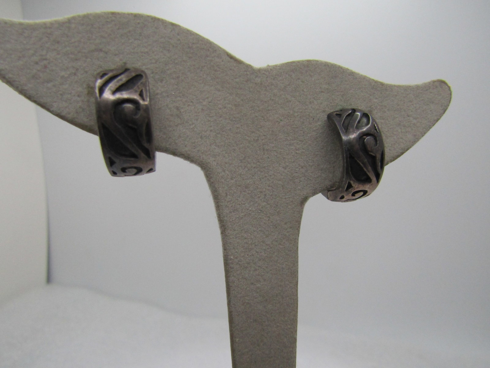 Vintage Silpada Sterling Scrolled Hoop Earring. 8mm. Signed, 1990's or Slightly After.: Vintage Silpada Sterling Scrolled Hoop Earring. Rarer design. In their 8-09 catalog, pag 90-D, They are marked .925 and have the Silpada maker's mark. Weight is appz. 8.85 gr. They are appx. 8mm wide