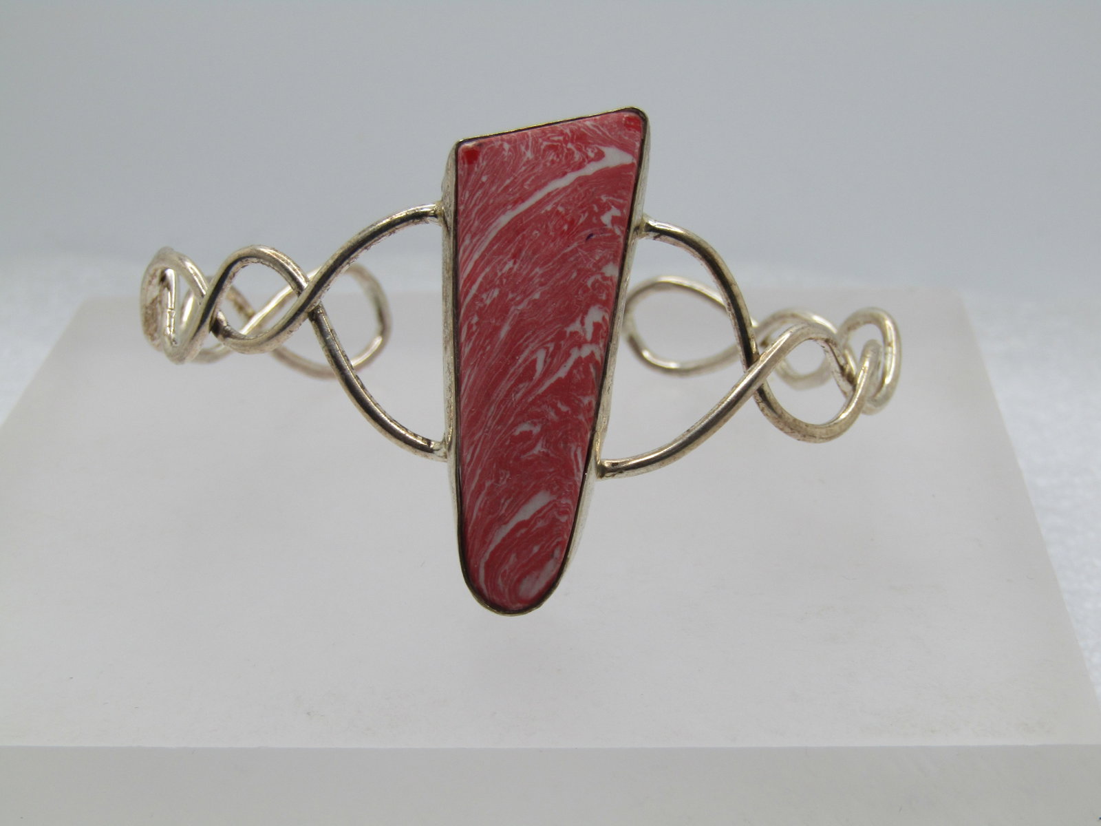 Faux Pink Agate Cuff Bracelet 6.5"-8", Southwestern Themed, 2000's: Faux Pink Agate Cuff Bracelet 6.5"-8", Southwestern Themed, 2000's. Silver tone metal, rounded and crisscrosses tapering from 21.5mm at top side to 9mm at the back of the wrist. The stone is a