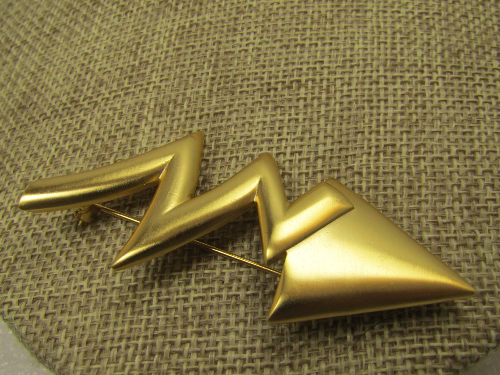 Vintage Zig Zag Arrow Brooch, 1980's, Gold Tone: Vintage Zig Zag Arrow Brooch, 1980's, Gold Tone. Mod Design. Gold tone in a satiny gold tone finih with a zig zag and pionted arrow. This is appx. 2.75" by 1-1/8" wide. Long locking clasp. It is in ve