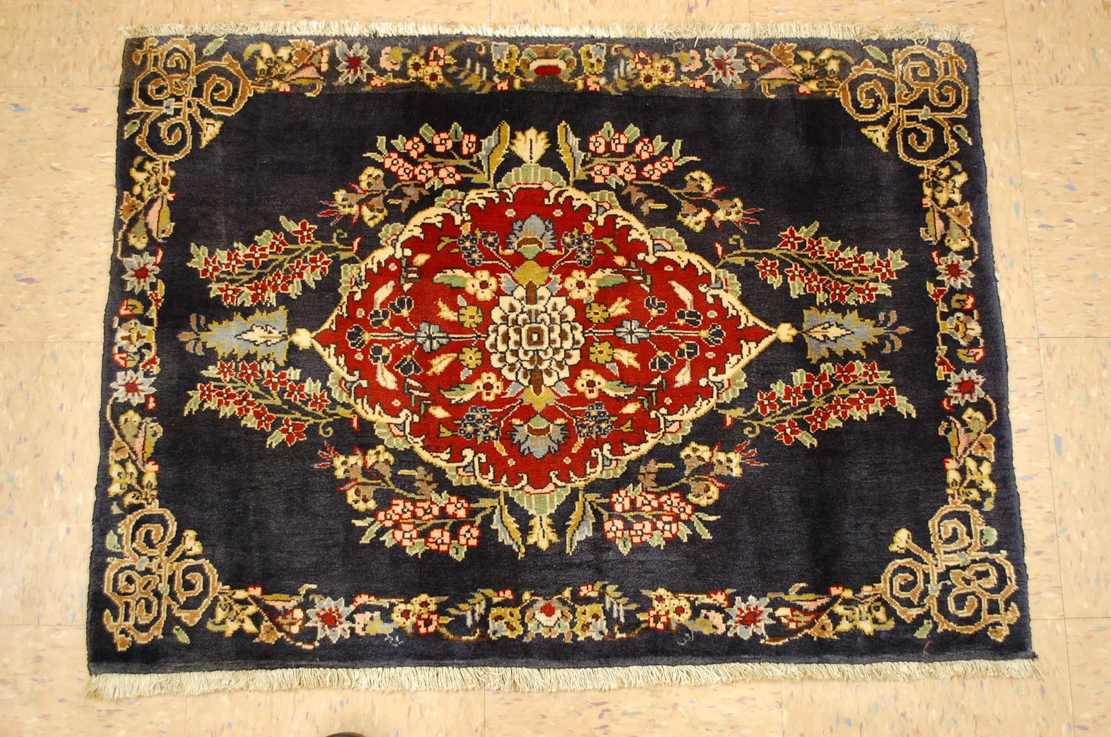 PRSIAN KESHAN RUG 2'4"x3'3": Title:PRSIAN KESHAN RUG 2'4"x3'3" Descritpion:OLD,ANTIQUE KOWK WOOL_HIGH KPSI AUTHENTIC HAND KNOTTED PERSIAN KESHAN RUG .......with an exact size of 2'4"x3'3".....GREAT subjects design OF KASHAN RUG .