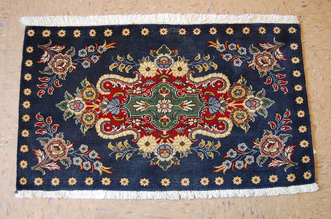 Persian KESHAN RUG 1.8x2.11: Title:Persian KESHAN RUG 1.8x2.11 Descritpion:OLD,ANTIQUE KORK WOOL_HIGH KPSI AUTHENTIC HAND KNOTTED Persian KESHAN RUG ..........with an exact size of 1' 8"x 2' 11" Colors include