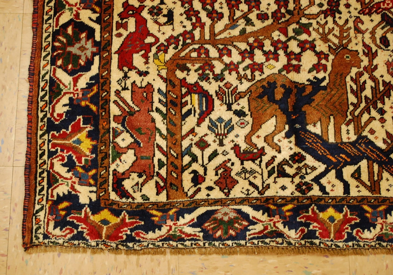 PERSIAN SHIRAZ RUG 3'10" x 5'10" - 3