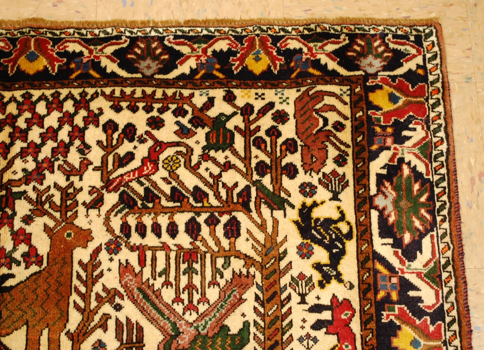 PERSIAN SHIRAZ RUG 3'10" x 5'10" - 5