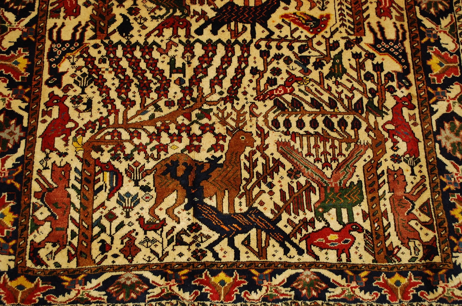 PERSIAN SHIRAZ RUG 3'10" x 5'10" - 6
