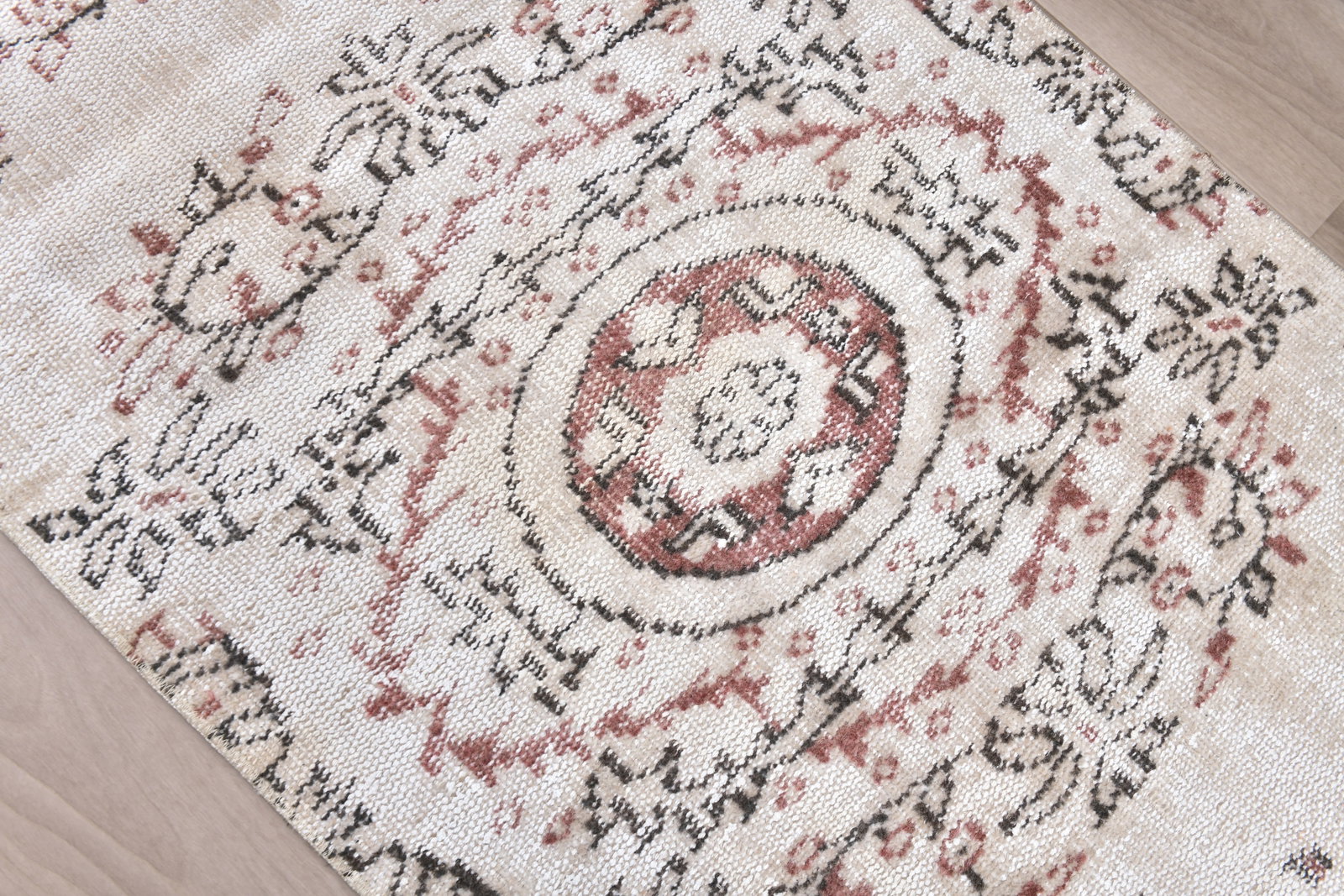 2'7'' x 9'7'' Turkish Vintage Runner Rug - 242376 - 4