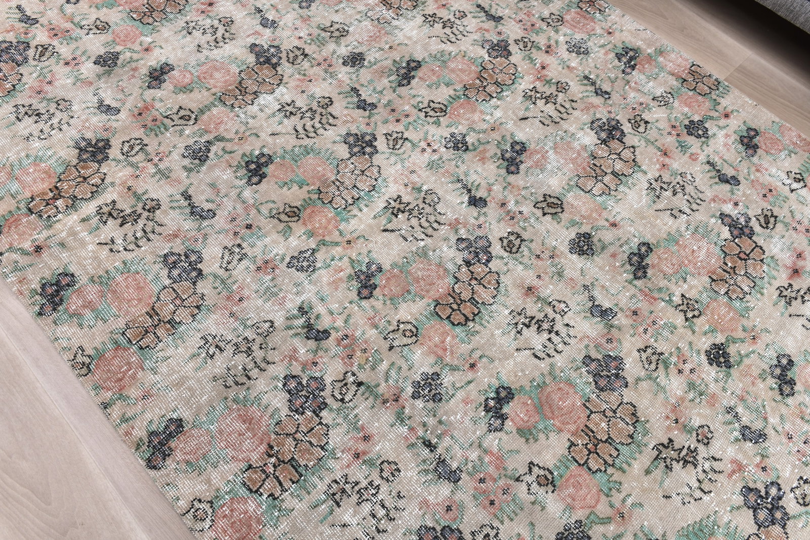 5'8'' x 9'4'' Handmade Vintage Wool Rug - 242350 - 4