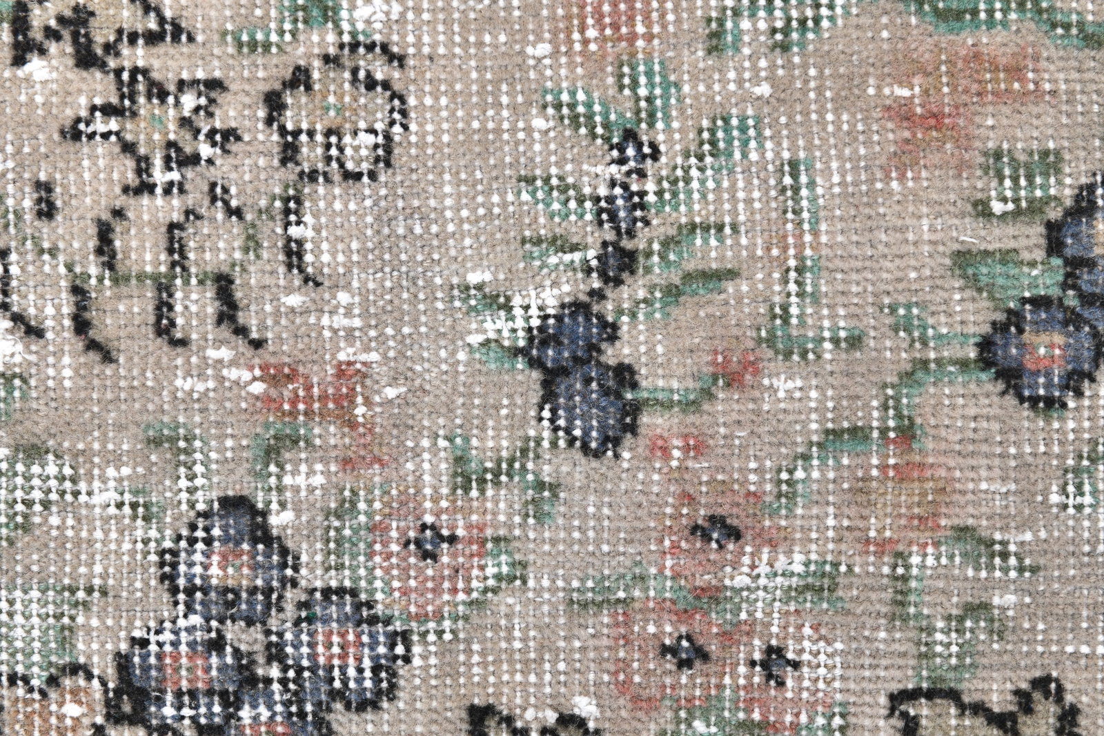 5'8'' x 9'4'' Handmade Vintage Wool Rug - 242350 - 6