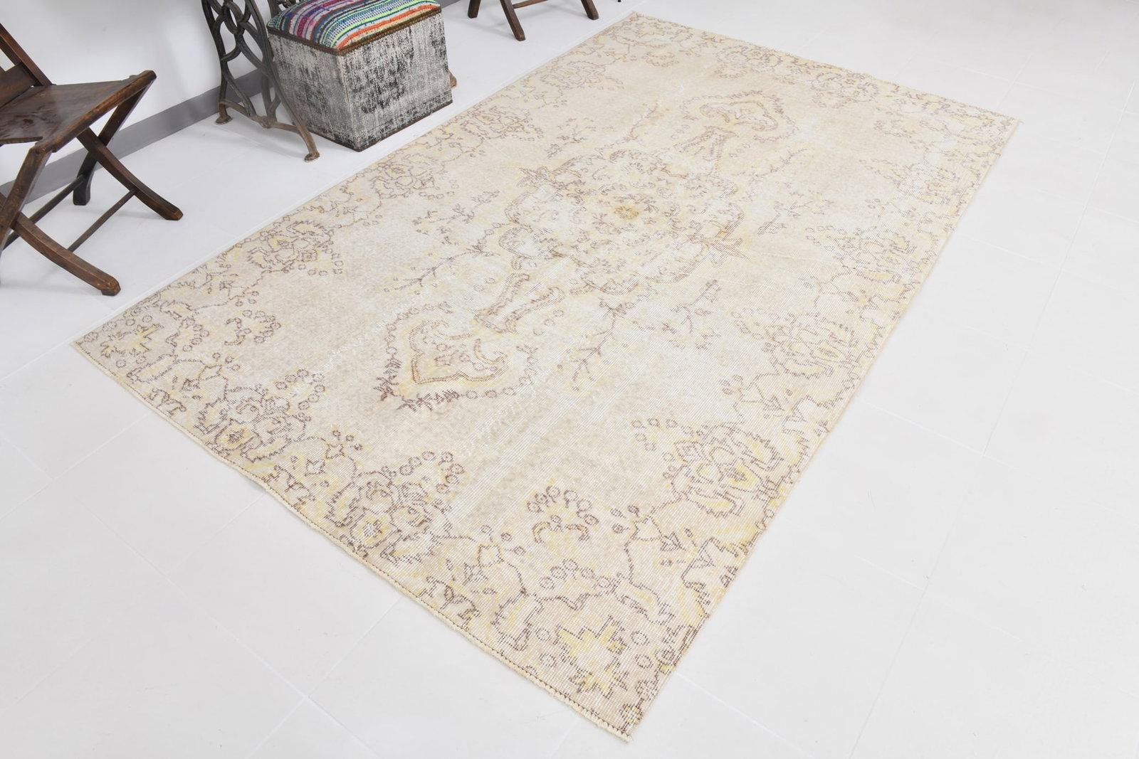 5'6'' x 8'8'' Turkish Vintage Runner Rug - 21472 - 4