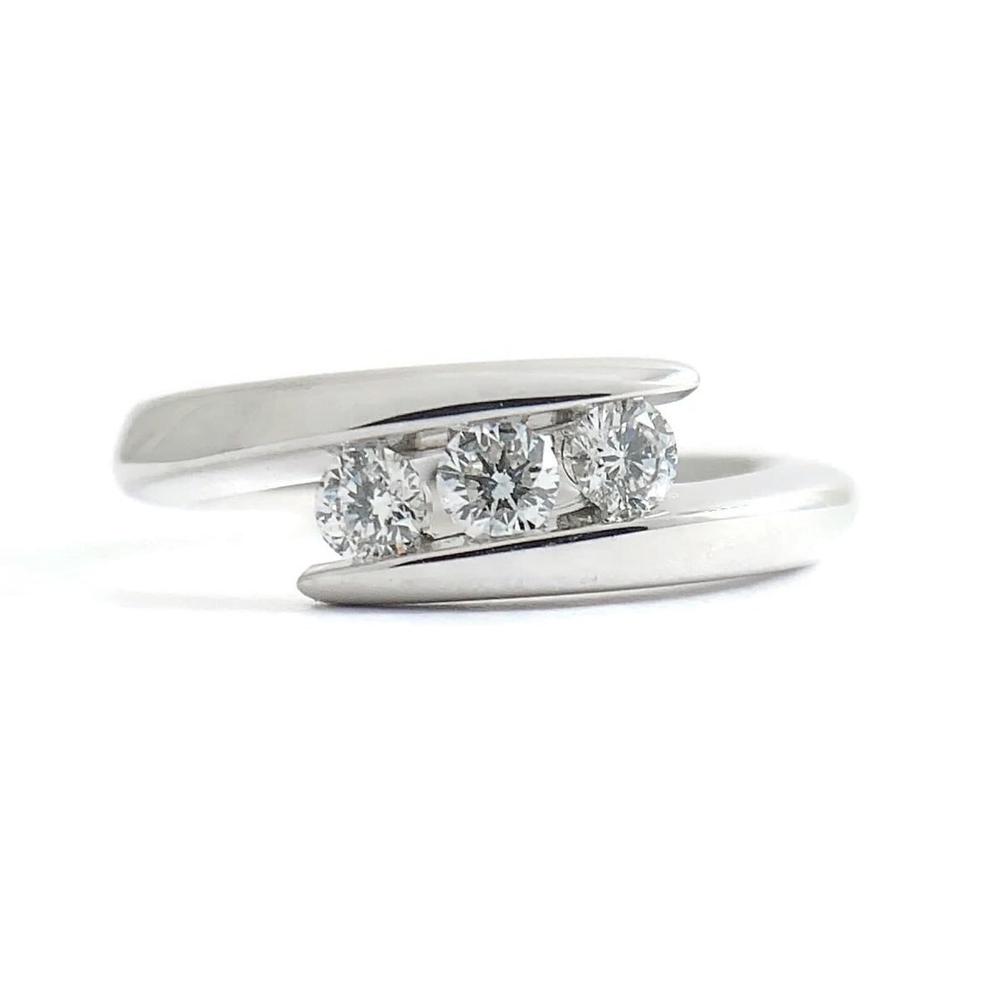 3-Stone Diamond Crossover Wrap Statement Ring 14K White Gold, .30 CTW, 3.89 Gram: 3-Stone Diamond Crossover Wrap Statement Ring 14K White Gold, .30 CTW, 3.89 Gram This is a beautiful ring that could be worn as an anniversary or statement ring! Don't hesitate to ask any questions! D