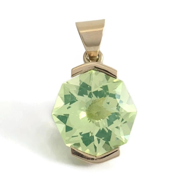 Vintage 1960's Octagon Lime Green Quartz Pendant 10K Yellow Gold, 13.40 Gr: Vintage 1960's Octagon Lime Green Quartz Pendant 10K Yellow Gold, 13.40 Gr This is an amazing one-of-a-kind pendant. Please let us know if you have any questions. Circa: 1960's Gemstones: 1 octagon gr