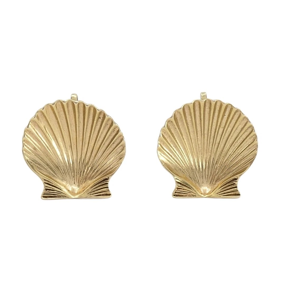 Cartier 14k Gold Shell Vintage Clip-On Earrings: DESIGNER: Cartier CIRCA: 1960s MATERIALS: 14k Gold WEIGHT: 9.1 Grams MEASUREMENTS: 13/16" x 13/16" HALLMARKS: Cartier, 14K & serial numberITEM DETAILS:Cartier 14k Gold Shell Vintage Clip-On Earrings A