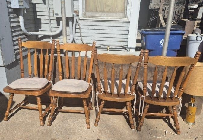 Traditional Style Round Pedestal Dining Table with Four Chairs - 5