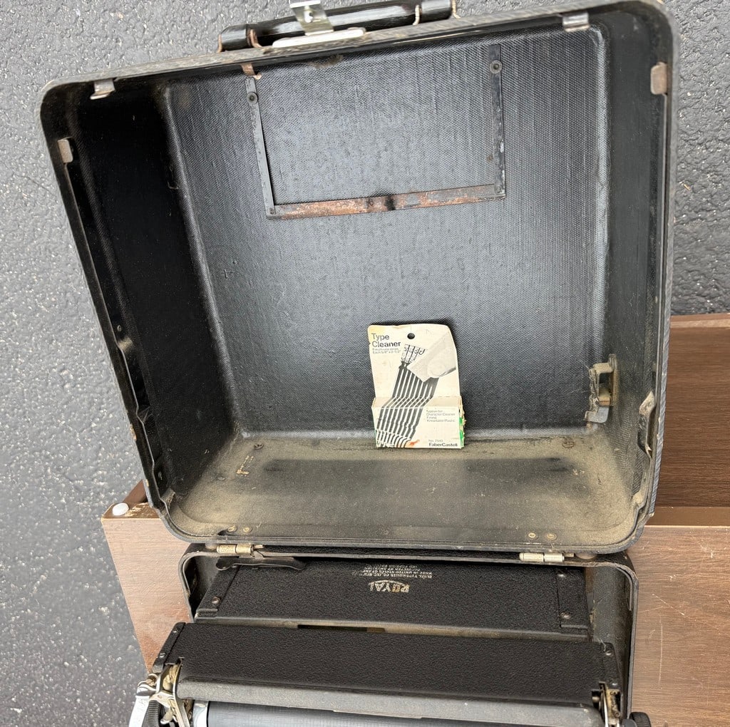 Royal Arrow Portable Typewriter with Case - 3