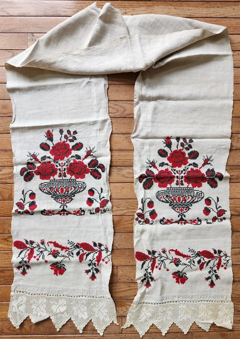 VINTAGE RUSSIAN EMBROIDERED LINEN RUSHNIK or TABLE RUNNER w/FLOWERS - 2