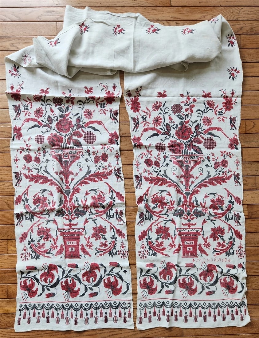 VINTAGE RUSSIAN or UKRAINIAN EMBROIDERED LINEN RUSHNIK or TABLE RUNNER signed: VINTAGE RUSSIAN or UKRAINIAN EMBROIDERED LINEN RUSHNIK or TABLE RUNNER w/ MAKER'S NAME Used as a "rushnik" - the towel used for decoration of the icon corner in the house. Very good condition. Minor