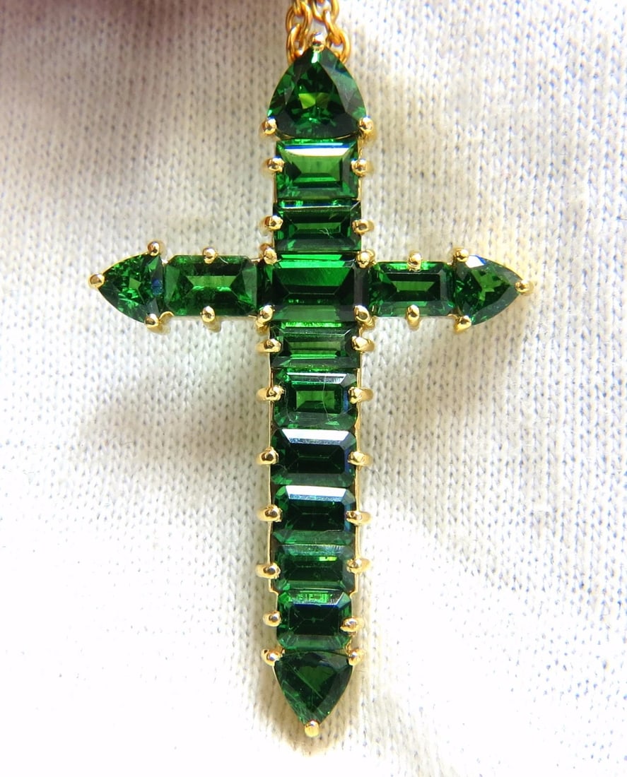 12.00ct natural vivid green tsavorite cross 18kt & chain **: Title: 12.00ct natural vivid green tsavorite cross 18kt & chain ** Description: MAGNIFICENT JEWELS Vivid Greens. 12.00 Natural Tsavorite cross clean clarity & transparent. Pears, Emerald Cuts, and Tri