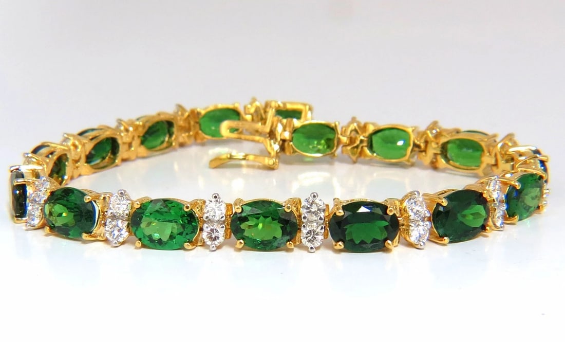 21.68CT NATURAL VIVID BRIGHT GREEN TSAVORITE DIAMONDS TENNIS BRACELET 14KT**: Title: 21.68CT NATURAL VIVID BRIGHT GREEN TSAVORITE DIAMONDS TENNIS BRACELET 14KT** Description: Forest Greens 19.38ct. Natural Tsavorite Tennis bracelet. Oval cuts, great sparkle. Vibrant Greens, exc