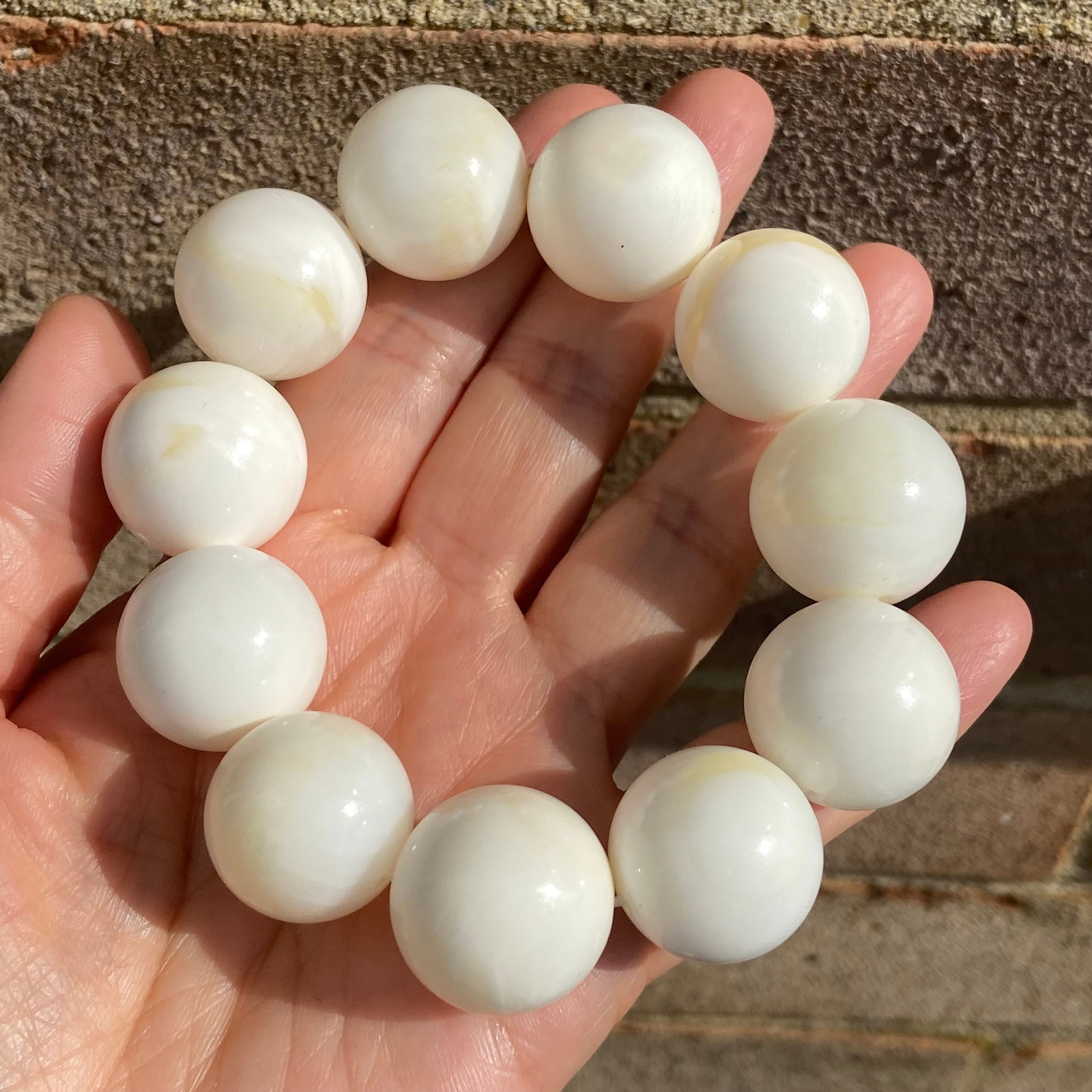20mm Large Tridacna Gigas (Giant Clam) Shell Beads Bracelet: Title: 20mm Large Tridacna gigas (giant clam) shell Beads Bracelet Description:This exquisite bracelet features eleven 20mm round beads made from rare, high-quality Tridacna gigas (giant clam) shell. 