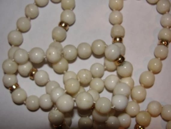 Angelskin Coral Flapper Necklace Opera Style 1940s With 14 Kt Gold Beads - 5