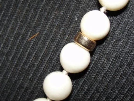 Angelskin Coral Flapper Necklace Opera Style 1940s With 14 Kt Gold Beads - 6