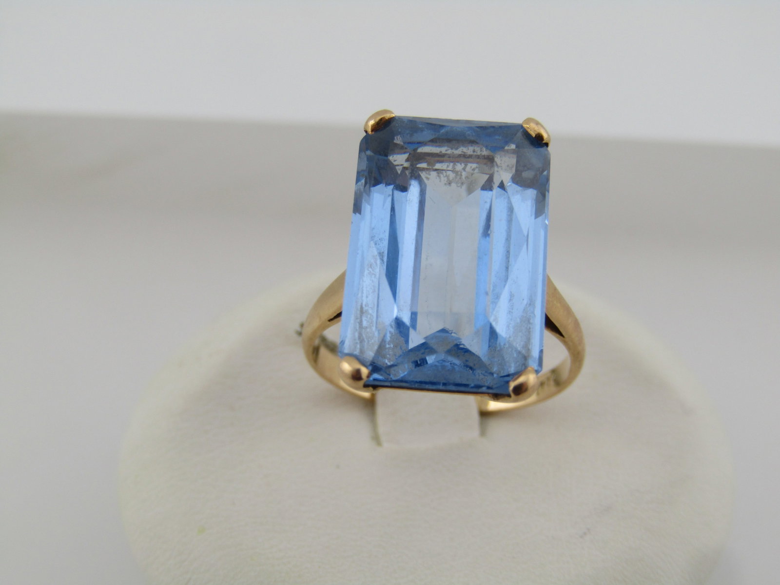 Vintage 18kt Blue Topaz Ring, Sz. 5.5, Pre Mid-Century, 10ctw: Title:Vintage 18kt Blue Topaz Ring, Sz. 5.5, Pre MId-Century, 10CTW Description:Vintage 18kt Blue Topaz Ring, Sz. 5.5, Pre MId-Century, 10CTW. Statement ring. The stone is rounded down to 17mm by