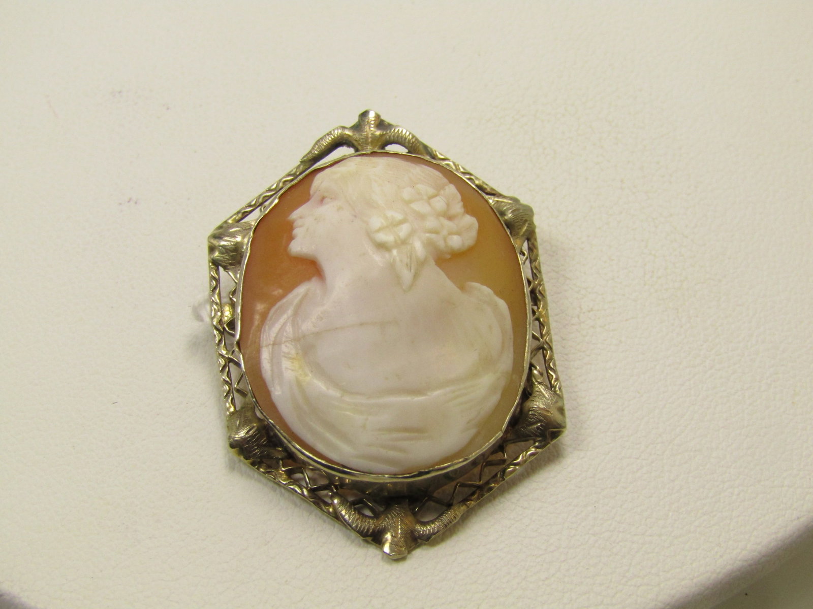 Vintage 14kt Cameo Brooch And Pendant, Locking C Clasp, 1800'S-1920'S: Title:Vintage 14kt Cameo Brooch and Pendant, Locking C Clasp, 1800's-1920's Description:Vintage 14kt Cameo Brooch and Pendant, Locking C Clasp, 1800's-1920's. The has a six sided design with a