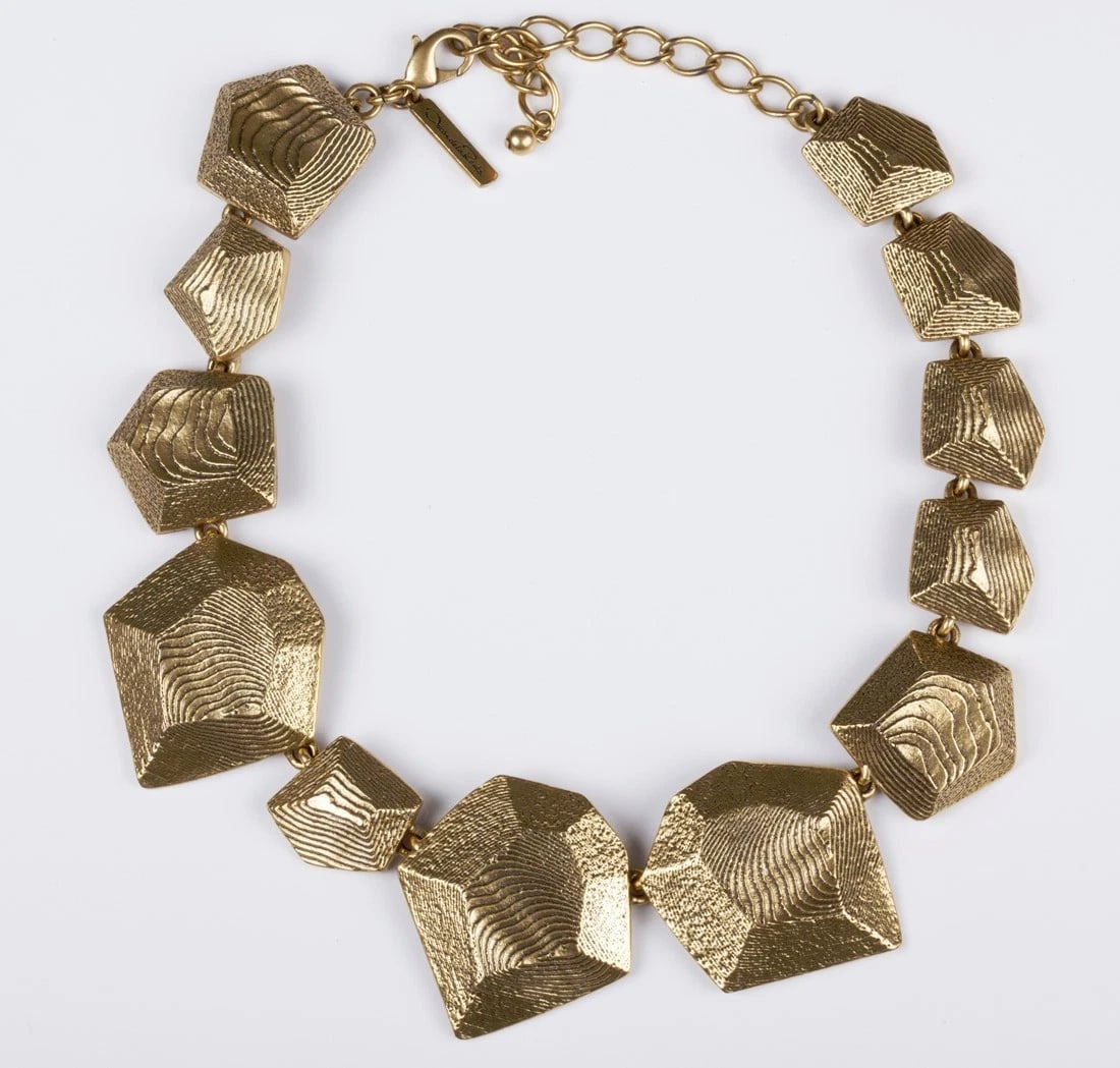 Oscar De La Renta Octagonal Finger Print Necklace: Title:Oscar de la Renta Octagonal Finger Print Necklace Description:Amazing texture. Circa 1990's. Necklace links graduate from 1” to 2”. Necklace is 21” long. Closes with lobster