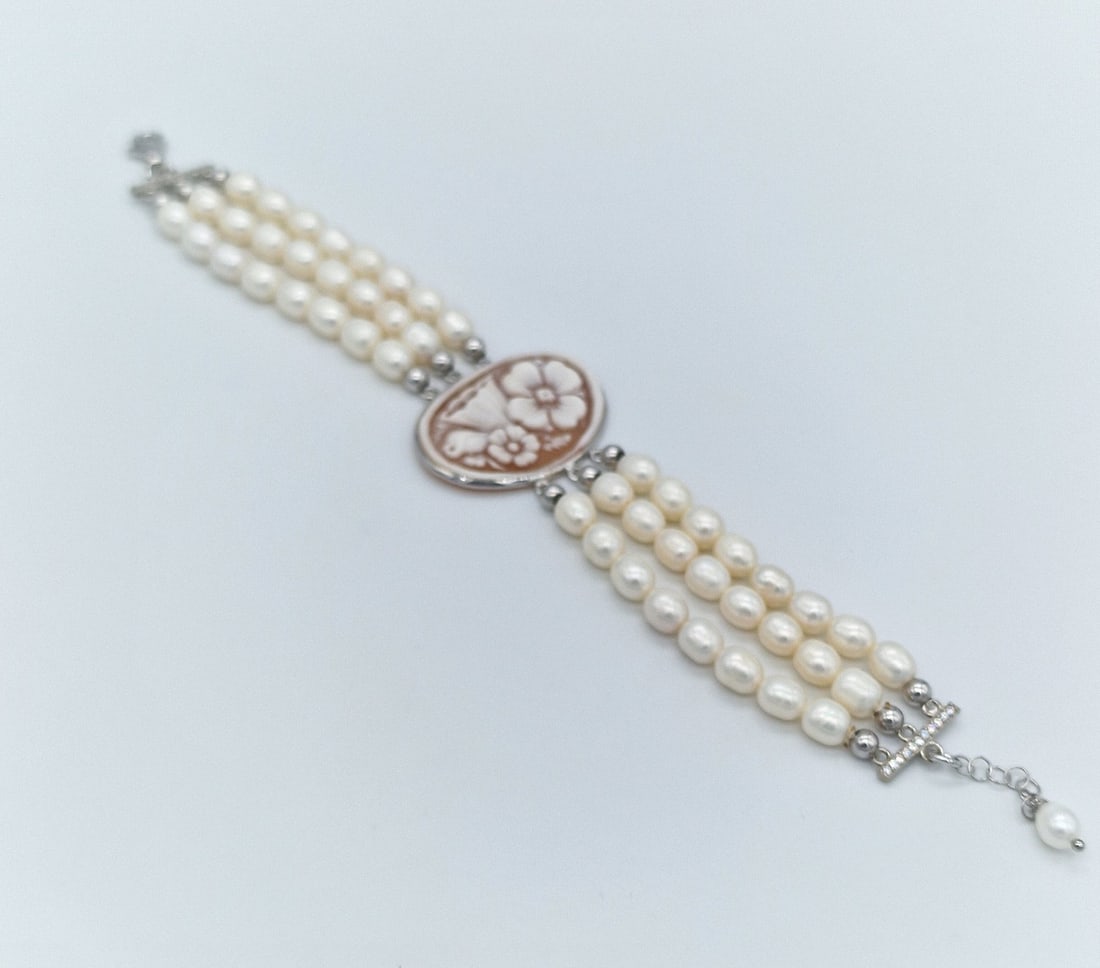 3 Strands Of Fresh Water Pearl Bracelet With Central Cameo: Title:3 strands of fresh water pearl bracelet with central cameo Description:3 strands of fresh water pearl bracelet with central cameo and 925 silver clasp Pearls diameter 6.5 mm Excellent shine