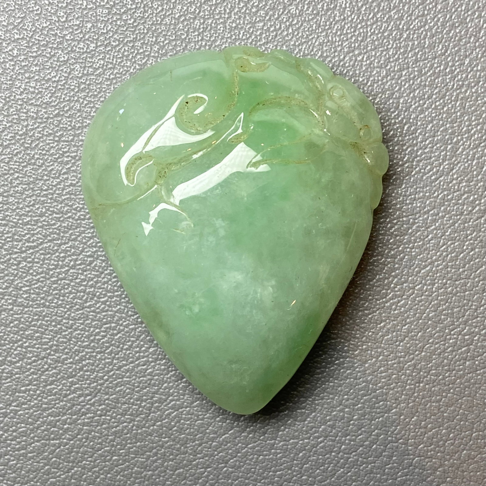 Antique Chinese Natural Icy Green Jadeite Jade Carved Peach Lingzhi And Bat: Title: Antique Chinese Natural Icy Green Jadeite Jade carved Peach Lingzhi and Bat Description:Antique Chinese Natural Icy Green Jadeite Jade carved Peach Lingzhi and Bat A carved apple green icy jade