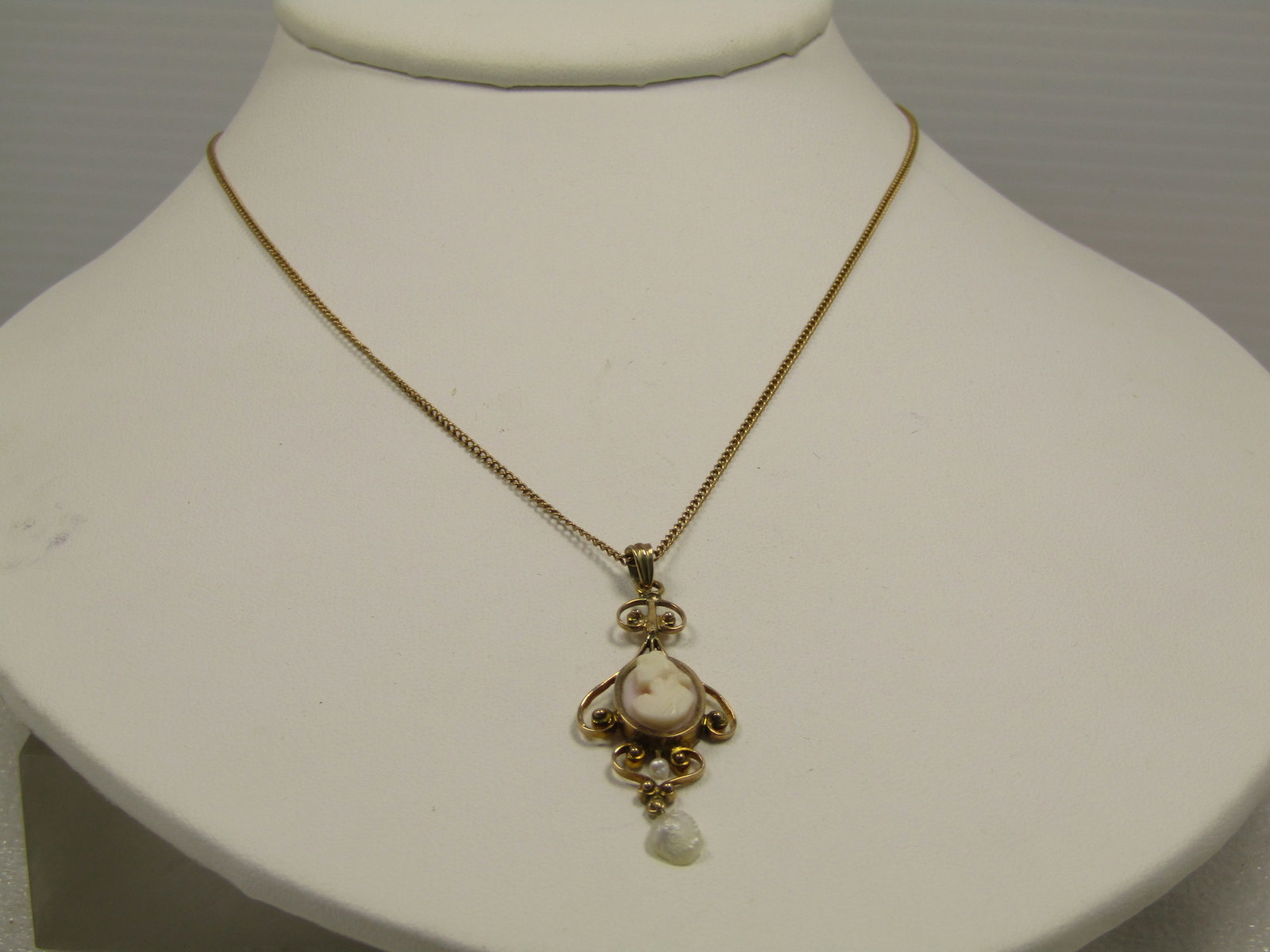 Vintage 10kt Cameo And Pearl Necklace, 18", 1940'S-1950'S: Title:Vintage 10kt Cameo and Pearl Necklace, 18", 1940's-1950's Description:Vintage 10kt Cameo and Pearl Necklace, 18", 1940's-1950's. This is marked 10kt and tests as 10kt with a weight of appx. 3.41