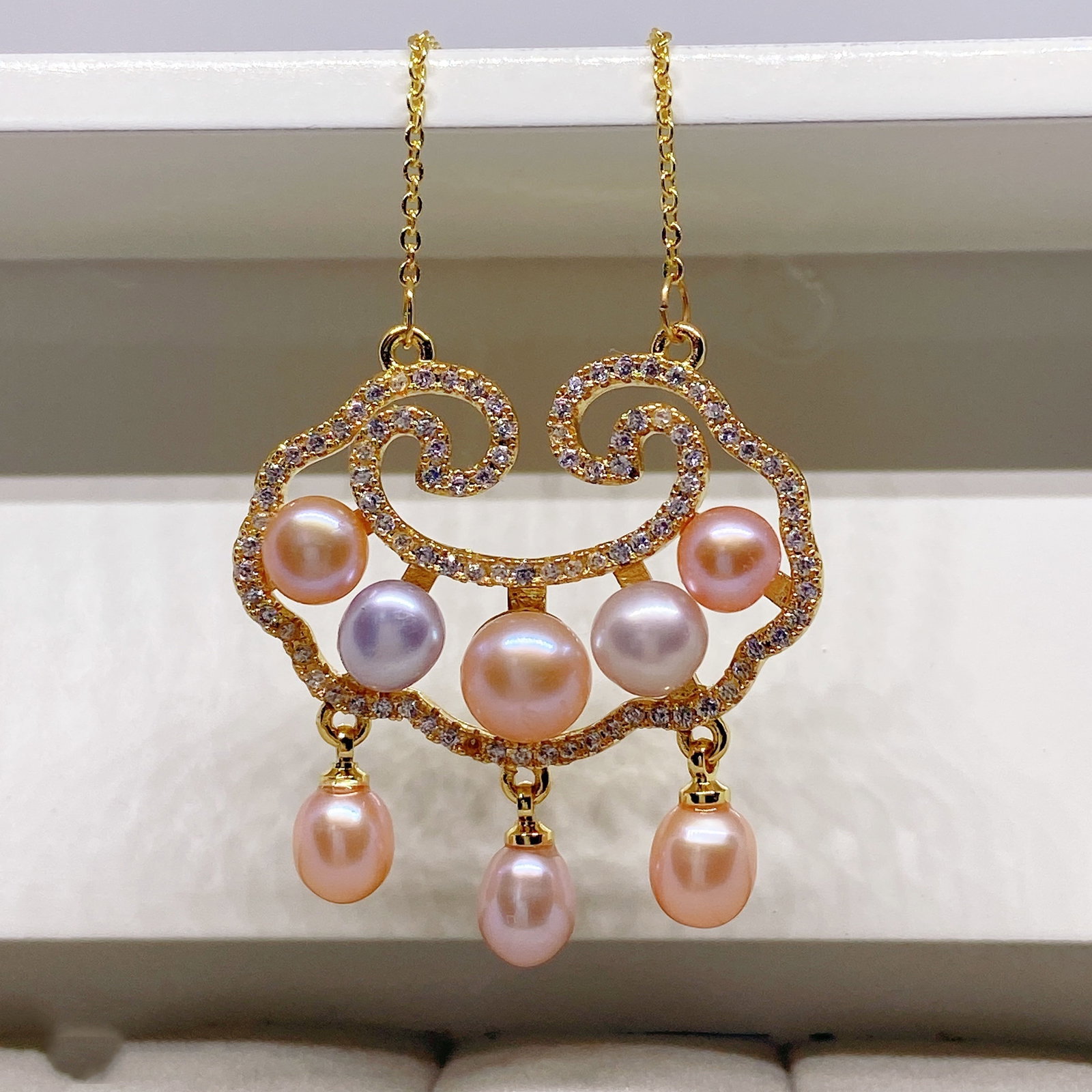 Chinese Ancient Lucky Lock Archaic Amulet Pearls Silver Necklace: Title: Chinese Ancient Lucky Lock Archaic Amulet Pearls silver necklace Description:Chinese Ancient Lucky Lock Archaic Amulet Pearls necklace A beautiful Pendant necklace of natural multi-coloured