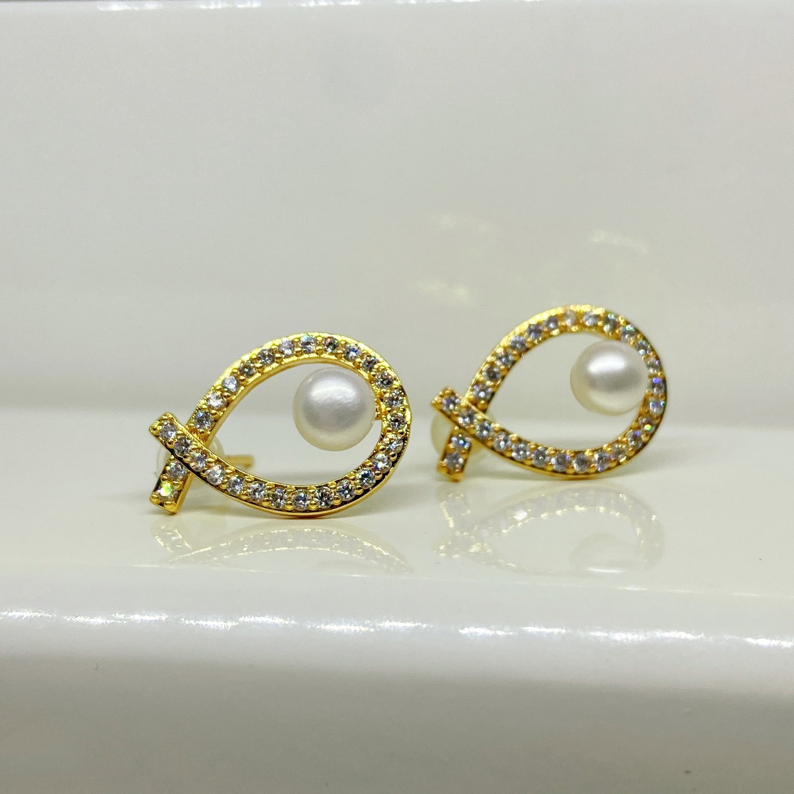 Freshwater Cultured Pearls Christian Fish Designed Earrings: Title: Freshwater cultured pearls Christian fish designed earrings Description:Freshwater cultured pearls Christian fish designed earrings The earrings are made of 18k gold plated silver inlaid with
