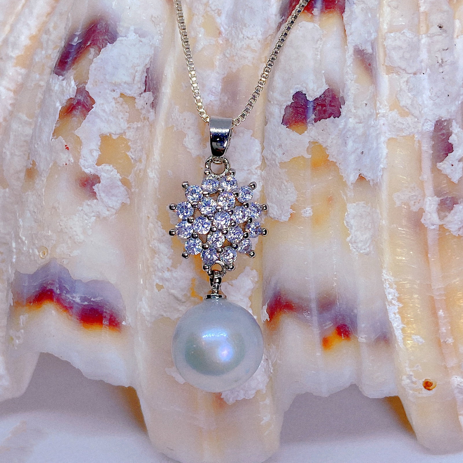 Gorgeous Tahitian Metallic White Pearl Silver Necklace: Title: Gorgeous Tahitian Metallic white pearl silver necklace Description:Gorgeous Tahitian Metallic white pearl silver necklace A gorgeous Tahitian pearl pendant, notable for the colours of its