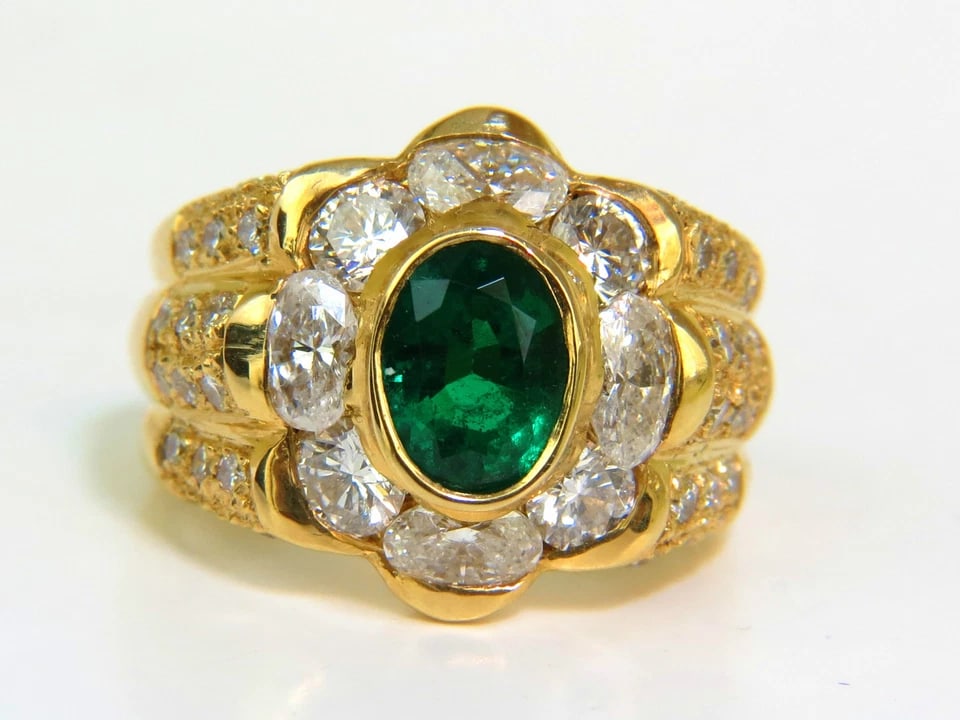 18KT GOLD 4.00CT NATURAL EMERALD DIAMOND RING*v: Title: 18KT GOLD 4.00CT NATURAL EMERALD DIAMOND RING*v Description: MAGNIFICENT JEWELS 2.00CT NATURAL ZAMBIAN EMERALD Vivid green & Supreme sheen AAA Vivid tone and glow 2.00ct natural diamond G-H col