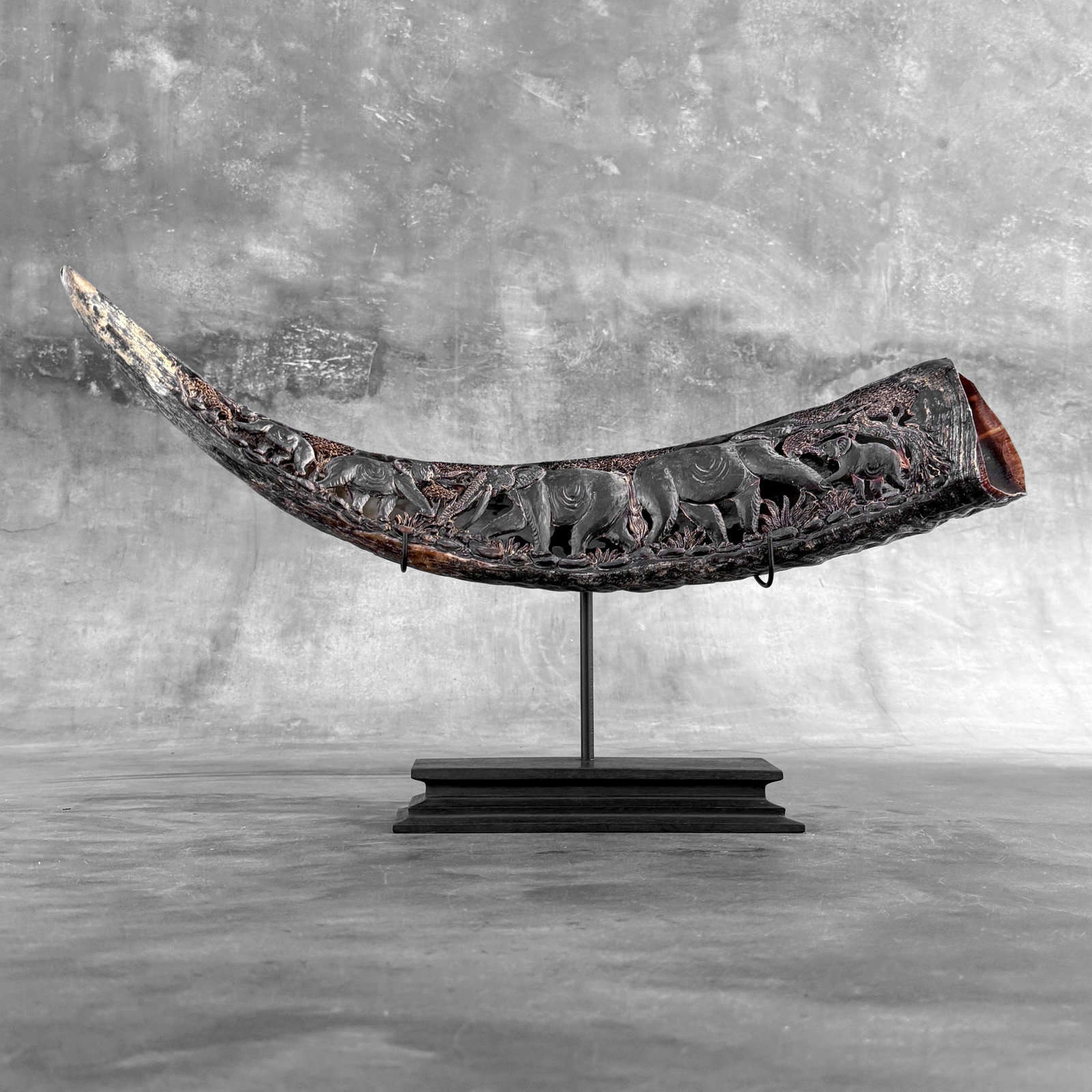 Finely engraved large waterbuffalo horn - Elephants motif - 9